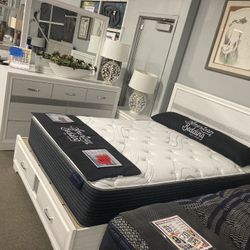 Beautiful Bedroom set $1,199! Easy Financing! 🖤📲✨ 