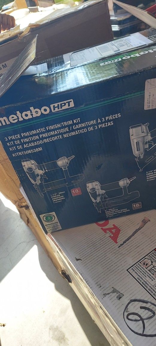 Metabo HPT 18 - 15 Gauge Pneumatic 3-Tool Finish/Trim Nailers Combo Kit $230