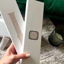 Apple Watch Series 8 [GPS, 41mm] - Starlight Aluminum Case with Starlight Sport Band