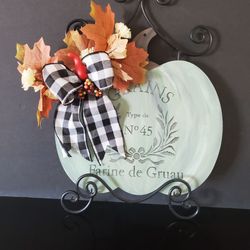 New Pretty pumpkin decor. Eassel not included