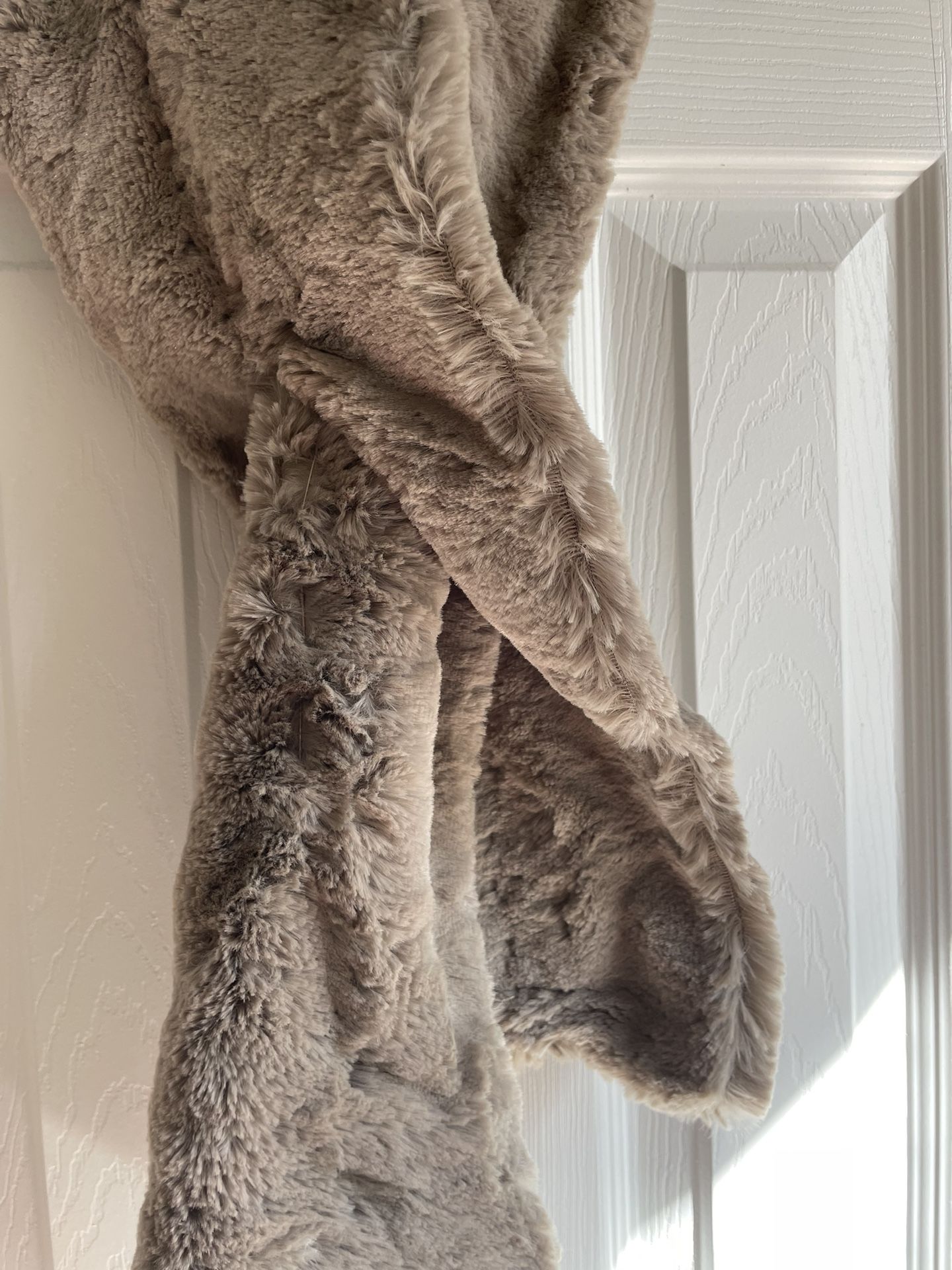 Pull Through Scarf - Faux Fur - Ruffle - Light Gray