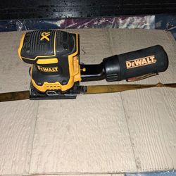 DeWalt XR Vibrating Sander