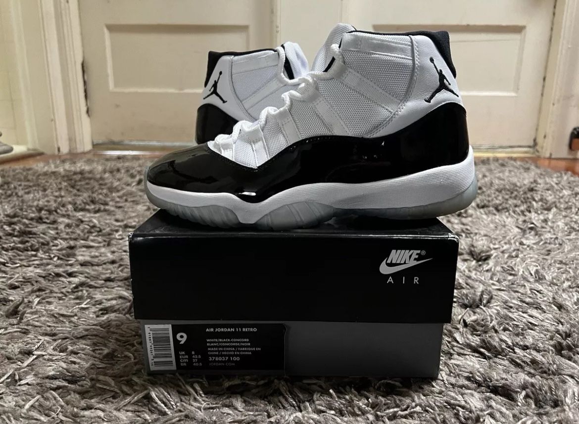 AIR JORDAN 11 CONCORD 2018 - SIZE 9 (USED WITH BOX)