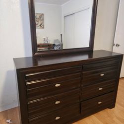 6-Drawer Dresser with Mirror & 2 2-drawer Night Stands