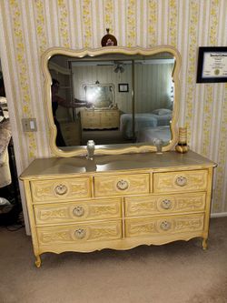 Vintage French Provincial 7-Drawer Dresser with Detachable Mirror