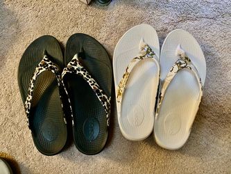 OOFOS Women’s Size 9 Flip Flops Black Leopard and Beige Gold Cam0