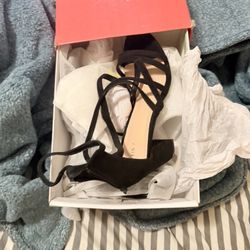 Brand New Size 7 Zip In The Back Heels 