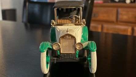 HOT WHEELS vintage 1994 ERTL NBA Tip-Off Collection Seattle SuperSonics die-cast metal delivery truck coin bank.