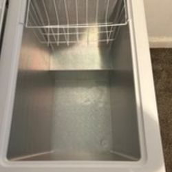 Make Me An Offer😃Large Chest Freezer 7.0 cu. ft. (195L), White, Efficient Manual Defrost, Flat Back, Hanging Basket