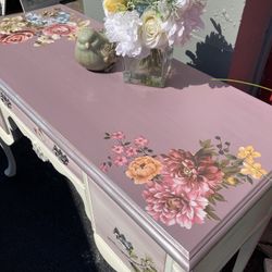 Pretty Desk Or Vanity 