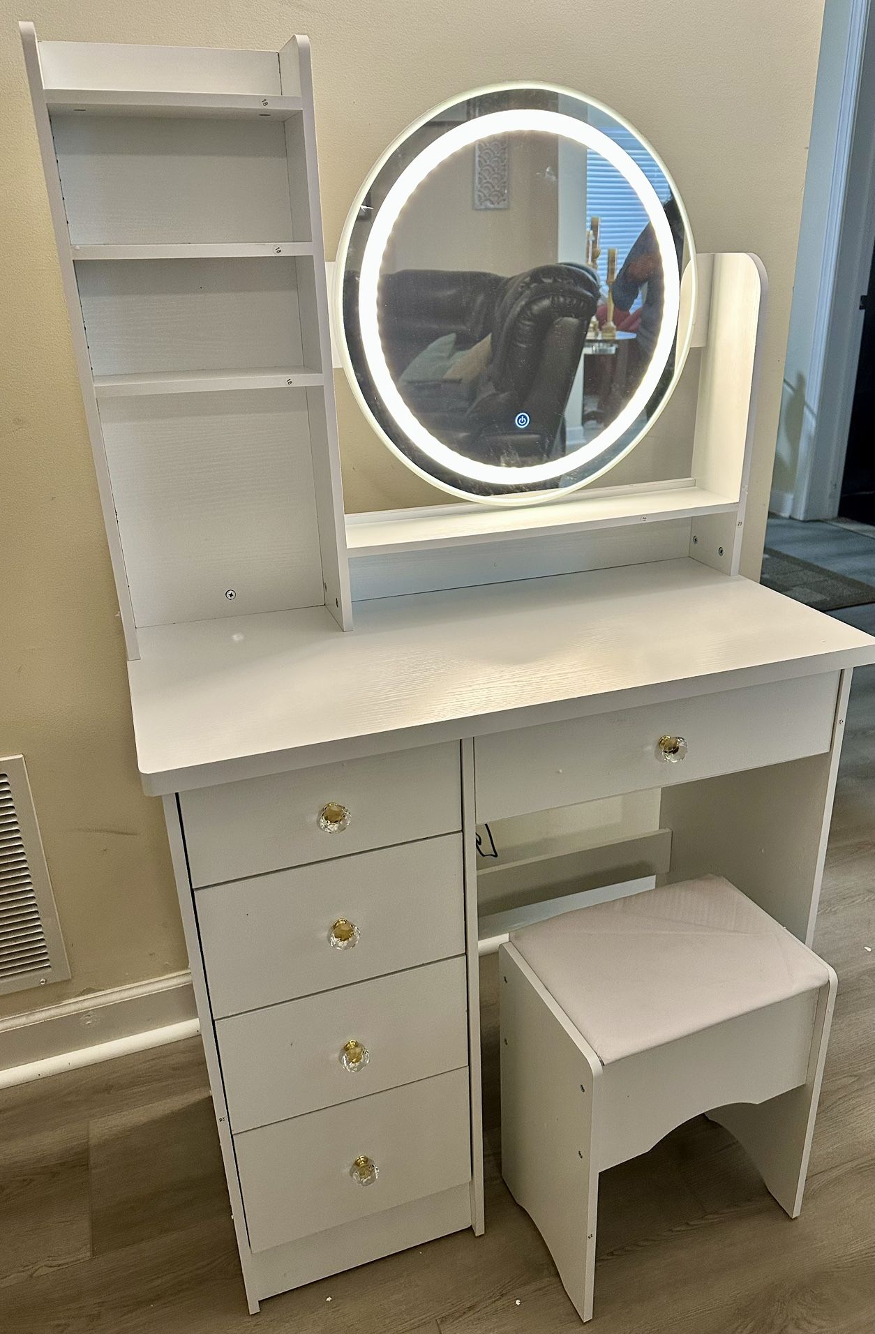 Makeup Vanity with mirror and adjustable Light 