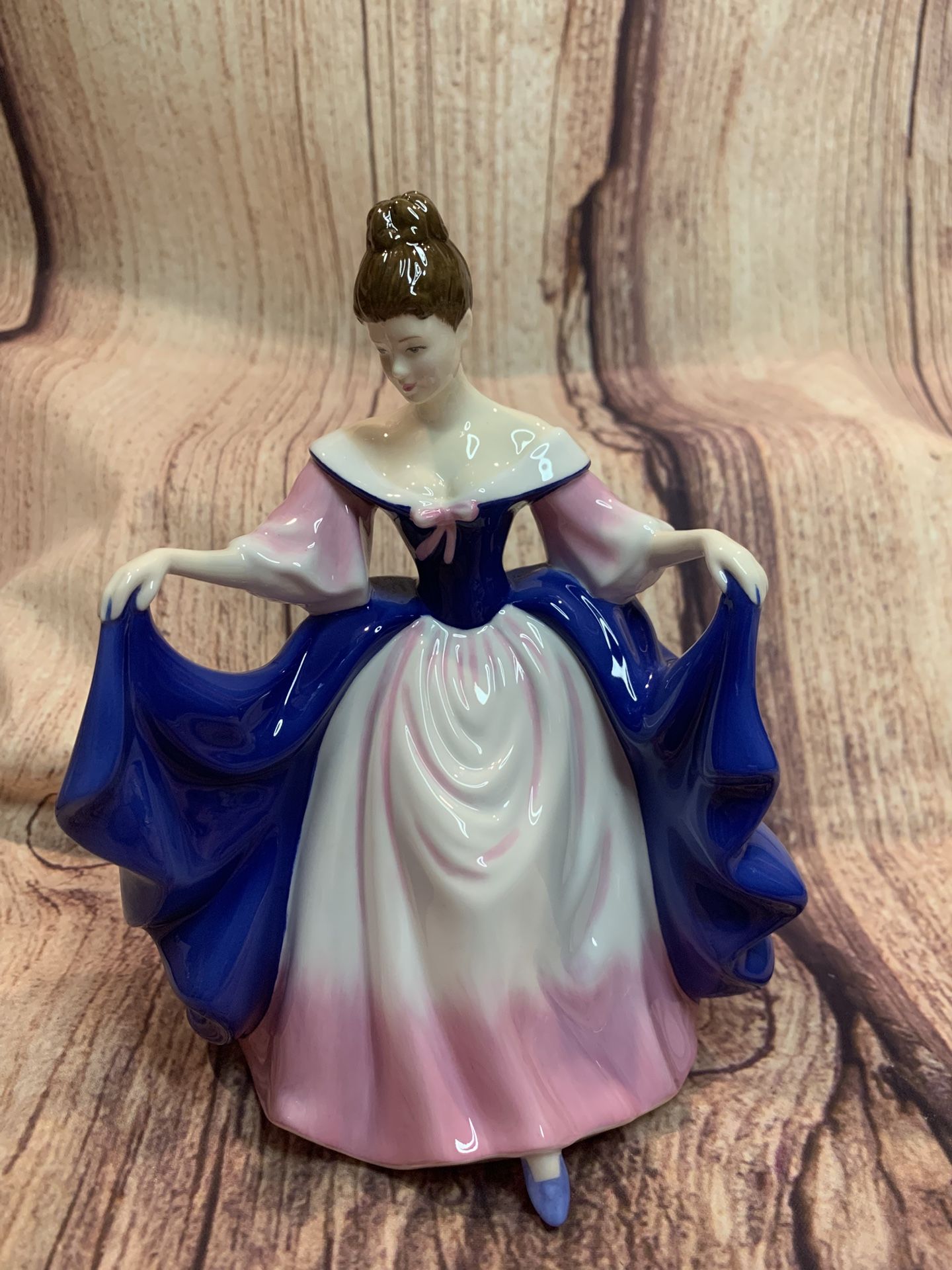 Royal Doulton Figurine England Sculpture 4720 Sara Pretty Ladies
