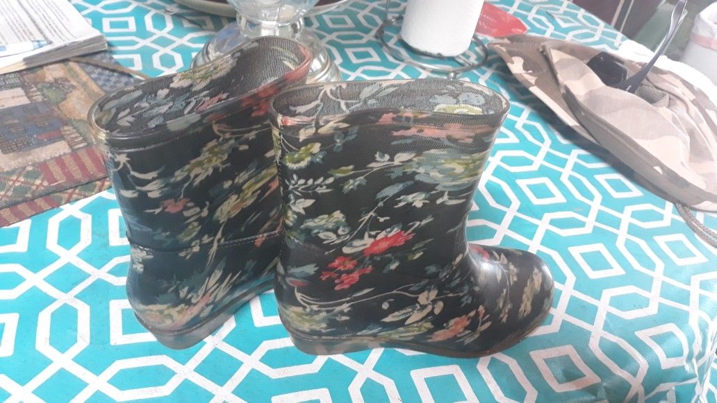 RUBBER RAIN BOOTS SIZE 7.5