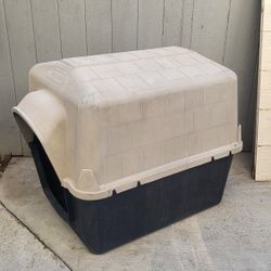 Top Paw Dog House ( Price Firm!)