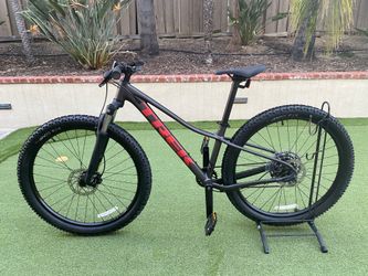 2025 trek marlin 5 gen 3 27.5 XS frame..like new very clean