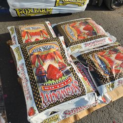 Strawberry Fields Potting Soil 1.5 Cu Ft 