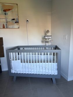 Crib + newton mattress excellent condition
