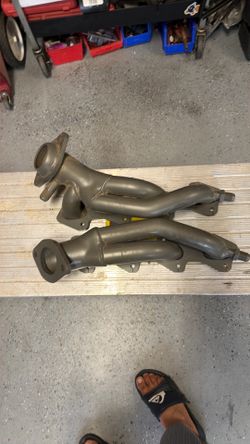 Short tube headers for mustang