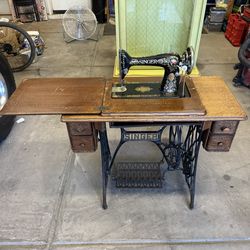 Antique Singer Sewing Machine Model 66 ‘Red Eye’