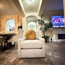 Stunning Henredon Marley Fabric Swivel Accent Chair NEW 