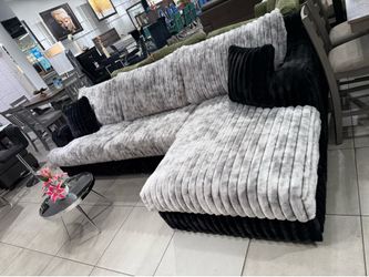 Beautiful and Comfortable Sectional 🖤🤍