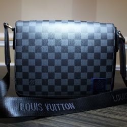 Louie Vuitton Messenger District PM messenger bag