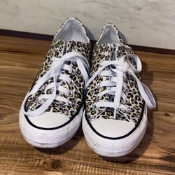 Converse Size 7 In Women’s Size 5 In Men’s 