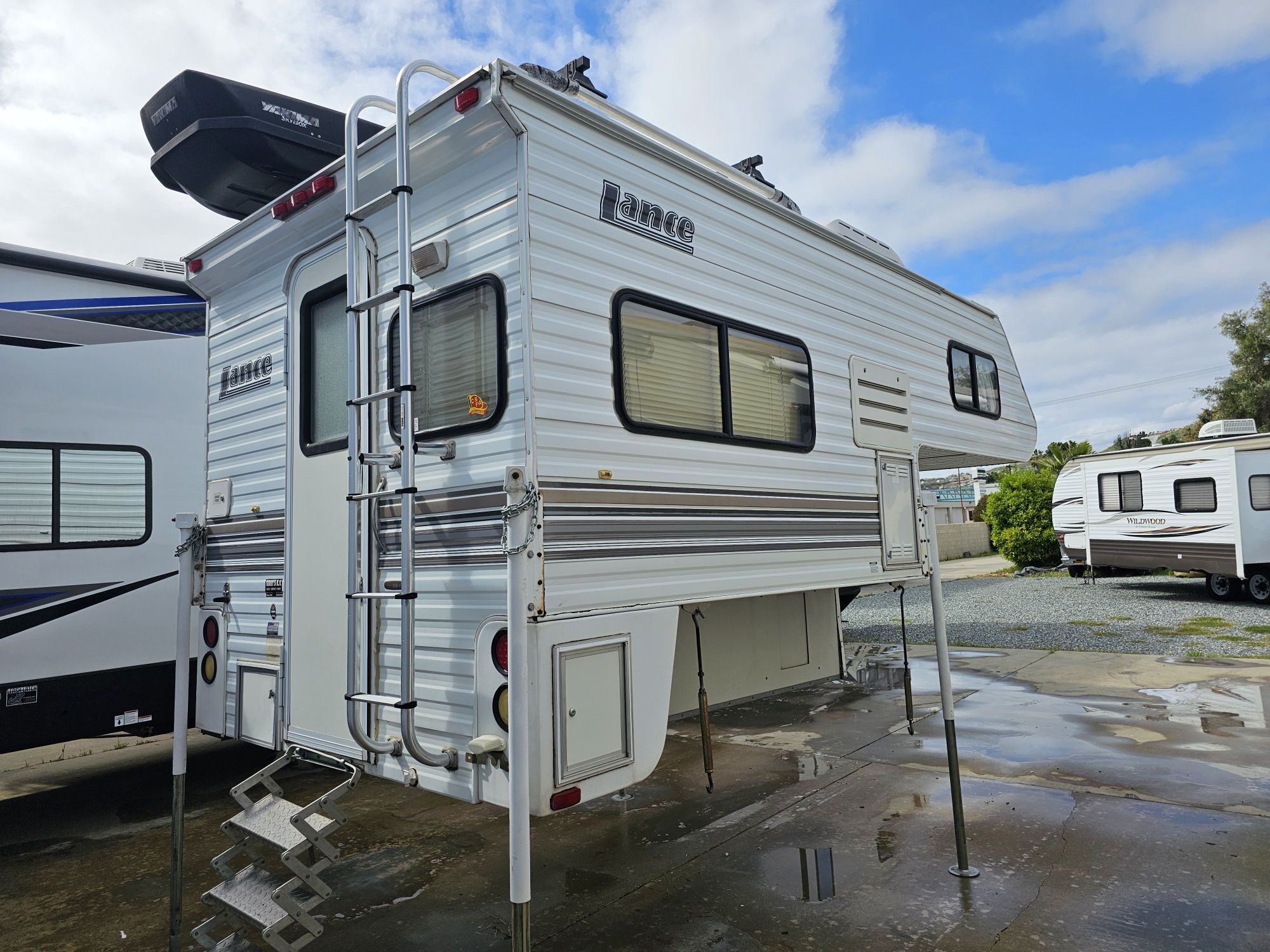 2005 Lance Truck Camper 815