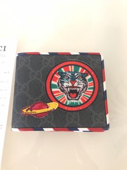 Gucci wallet (last collection) nobody has it here on offer up.