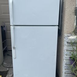 Delivery Available Apartment Size Refrigerator With Ice Maker 28 By 62 Inches Entrega Disponible 28 Por 62