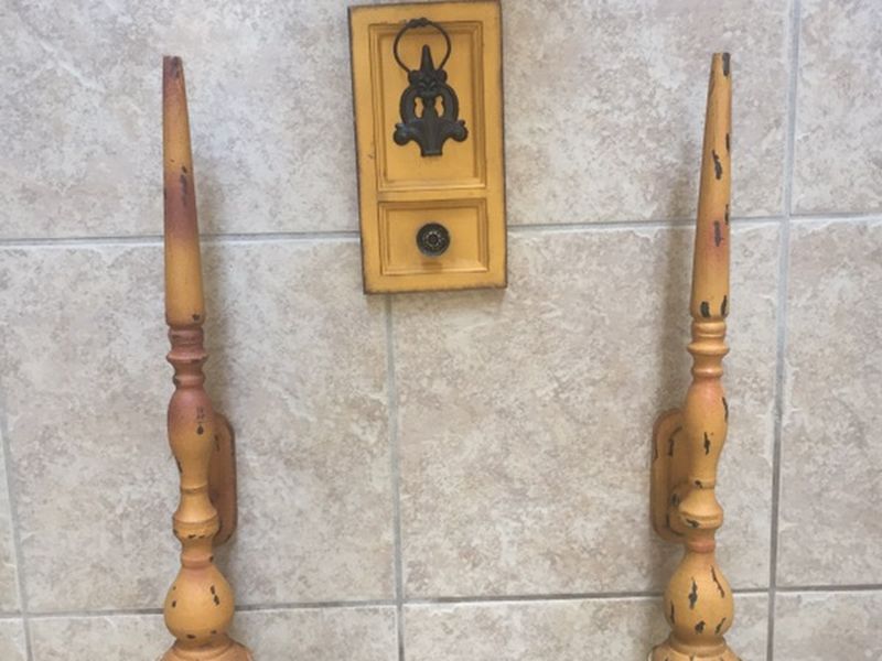 Candle holders and decorative piece set