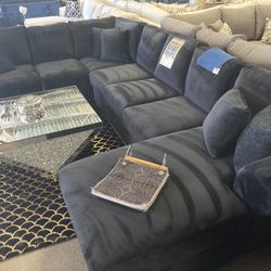$2499 Black 3pcs Sectional 🖤