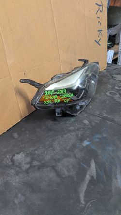 2017-2018-2019 TOYOTA COROLLA XSE RIGHT SIDE HEADLIGHT OEM USED #12181