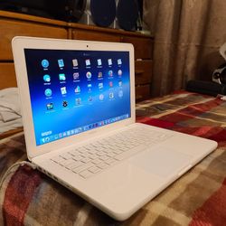Excellent 13 inch Apple Macbook Laptop Computer White Color With Intel Core 2 Duo Processor With Programs 