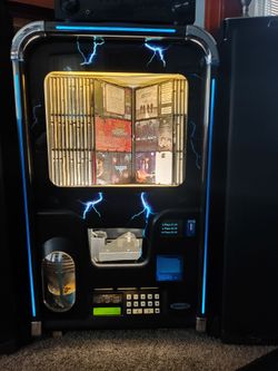 Jukebox 100 CDs beautiful condition. You can hang it on the wall