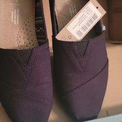 BRAND NEW TOMS