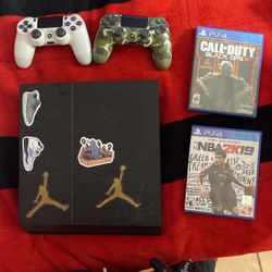 ps4 with 2 games and 2 controllers 