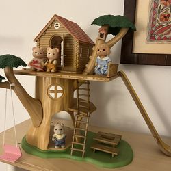 Calico Treehouse With 4 Calico Critter Dolls