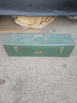 vintage Park Manufacturing Co. steel portable toolbox in classic green