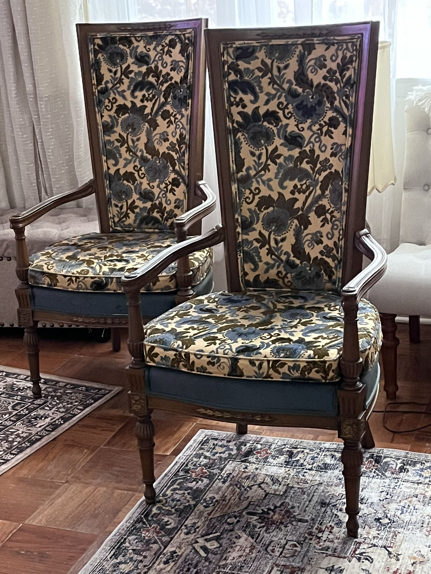 2 antique chairs 800$