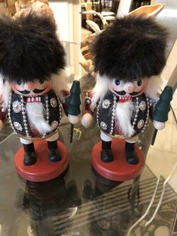 2 small statue