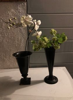2 nice vases with flower decorations