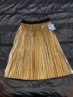 New stunning Lularoe elegant Jill pleated gold skirt size medium 28 inches in length perfect for New Years party holiday