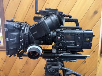 Sony PMW-F5 CineAlta 4K Cinema Camera Package – 18-252 Zoom, Sachtler 18 SB, Tilta Rig