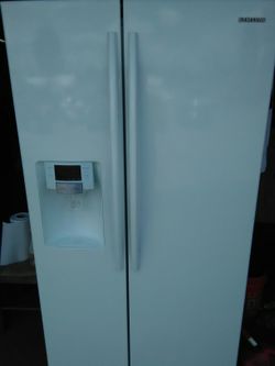 Samsung refrigerator side by side with ice maker everything works