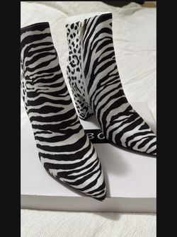 Women Shoes Bot Size 7
