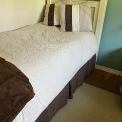 Twin Bed Spread And Pillows