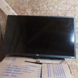 32 Inch Rocu Smart  Tv With Wall Mount