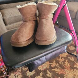 WOMANS  BEARPAW BOOTS 