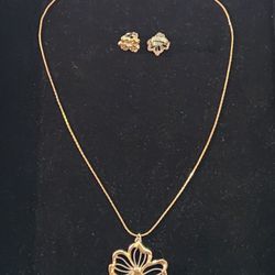 Vintage Avon Gold Tone Shamrock Pendant Necklace With Matching Clip On Earrings And Box